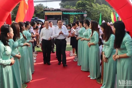 Đồng chí Phan Đình Trạc đến dự chung vui Ngày hội Đại đoàn kết toàn dân tộc ở ấp Phú Hòa 2, xã Bình Hòa