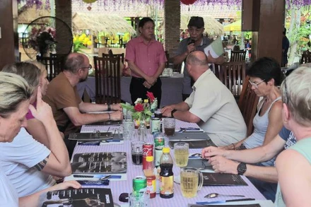 Ông Lê Trung Hiếu thăm hỏi khách du lịch quốc tế sau vụ va chạm giữa phà sắt và tàu cao tốc.