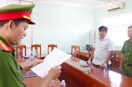 Công an tỉnh An Giang đọc lệnh bắt tạm giam Trần Phú Hào.