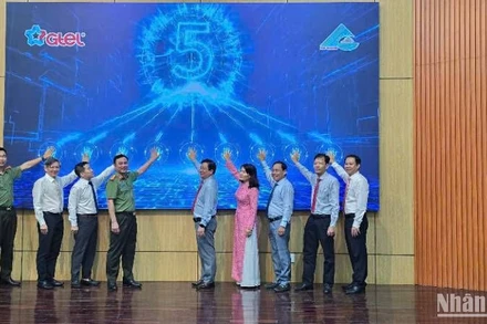 Các đại biểu bấm nút ký kết thỏa thuận hợp tác chuyển đối số.