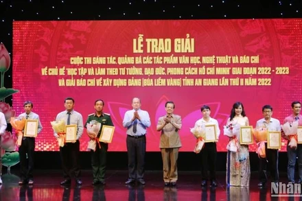 Lãnh đạo tỉnh An Giang trao giải cho các tác giả đoạt giải A.