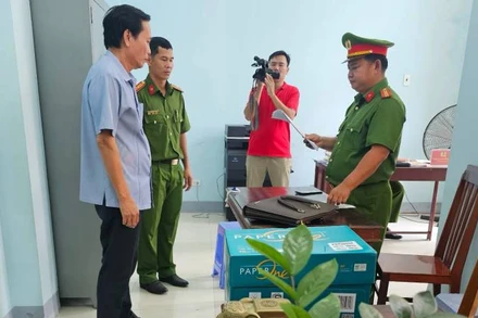 Công an đọc Lệnh bắt giữ bị can Đào Văn Ngọc. 