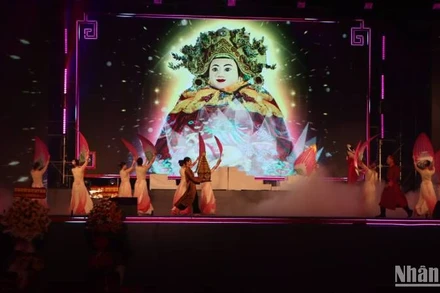 Lễ hội vía Bà Chúa Xứ núi Sam thu hút đông đảo khách tham quan.