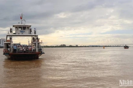Phà Vàm Cống hoạt động trở lại trên sông Hậu là niềm vui của nhiều người.