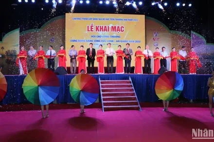 Quang cảnh khai mạc hội chợ