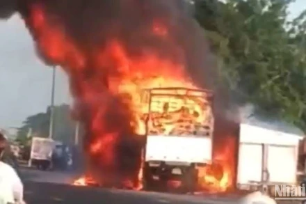 Vụ cháy đã thiêu rụi xe tải và hàng hóa trên xe.