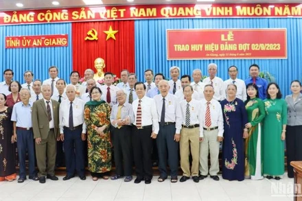 Các đảng viên cao tuổi Đảng chụp ảnh lưu niệm cùng lãnh đạo tỉnh An Giang.