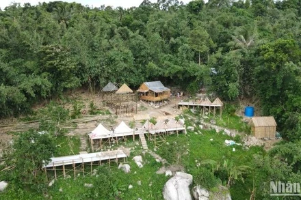 Các homestay xây dựng tự phát trên Núi Cấm.