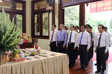 Lãnh đạo tỉnh An Giang mặc niệm tưởng nhớ Bác Tôn.