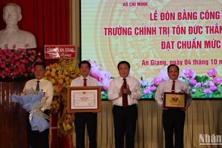 Đồng chí Nguyễn Xuân Thắng trao Bằng và biểu trưng công nhận Trường Chính trị Tôn Đức Thắng đạt chuẩn mức 1