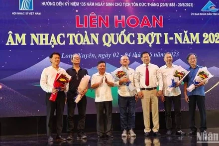 Lãnh đạo tỉnh An Giang tặng hoa cho các nhạc sĩ.