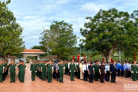 Các đại biểu tri ân các liệt sĩ hy sinh vì Tổ quốc.