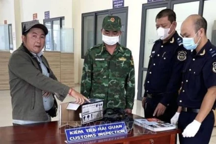 Tang Hour vận chuyển vàng trái phép.