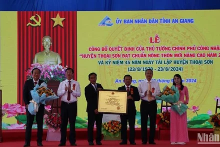 Lễ đón nhận Quyết định của Thủ tướng Chính phủ công nhận huyện Thoại Sơn đạt chuẩn nông thôn mới nâng cao 