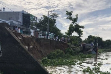 Hiện trường vụ sạt lở đe dọa nhà của 8 hộ dân.