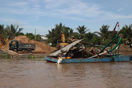 Kiểm tra nguồn cát chặt chẽ sẽ hạn chế được khai thác cát trái phép.
