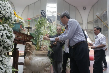 Các đại biểu thắp nhang tưởng nhớ những người dân vô tội bị sát hại.