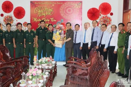 Đoàn tặng quà các chiến sĩ Biên phòng.