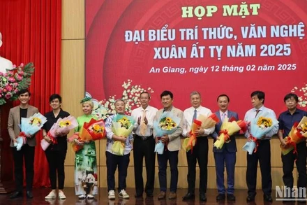 Lãnh đạo tỉnh An Giang tặng quà chúc mừng các trí thức, văn nghệ sĩ tiêu biểu của tỉnh.