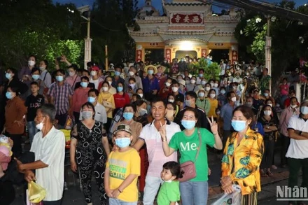 Lễ hội vía Bà Chúa Xứ núi Sam luôn thu hút đông đảo du khách đến tham quan.