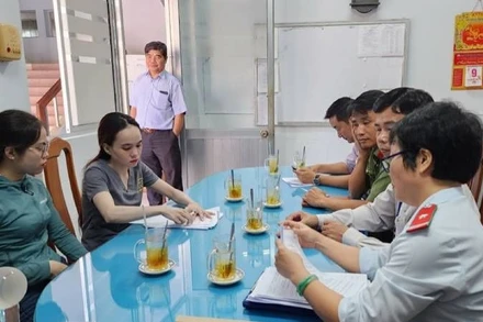 Đoàn Thanh tra Sở Y tế làm việc với đại diện chủ cơ sở.