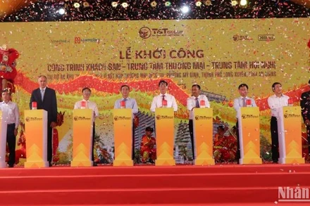 Quang cảnh lễ khởi công.