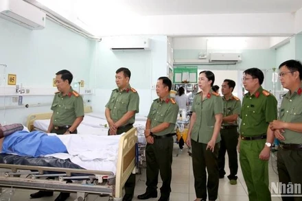 Lãnh đạo Công an tỉnh An Giang thăm hỏi đồng chí Thái Văn Tâm.