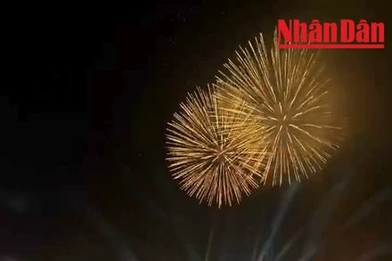 Pháo hoa rực sáng khép lại cầu truyền hình "Vang mãi khúc khải hoàn"