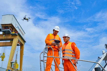 Công nhân kiểm tra vận hành hệ thống. (Ảnh: EVN)