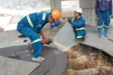 Hiện nay, hơn 1.300 kỹ sư, công nhân trên công trường xây dựng Nhà máy Thủy điện Hòa Bình mở rộng đang nỗ lực thi công "3 ca 4 kíp", “ăn tranh thủ, ngủ khẩn trương”, làm xuyên ngày nghỉ, ngày Lễ, ngày Tết để bảo đảm tiến độ các hạng mục đã đề ra. (Ảnh: LÊ CHI)