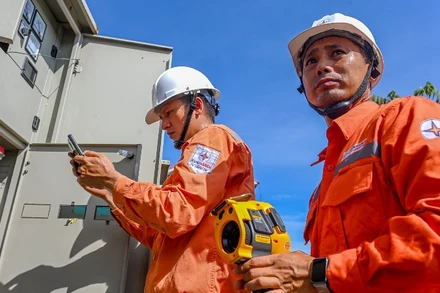 Kiểm tra vận hành hệ thống tủ điện. (Ảnh: EVN)