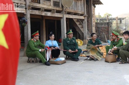 Lực lượng công an xã phối hợp Bộ đội Biên phòng thường xuyên liên hệ, gắn bó với người dân các bản vùng cao.