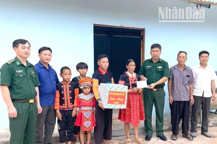 Đồn Biên phòng Chiềng Sơn và chính quyền địa phương bàn giao nhà cho gia đình anh Sồng A Chống. 