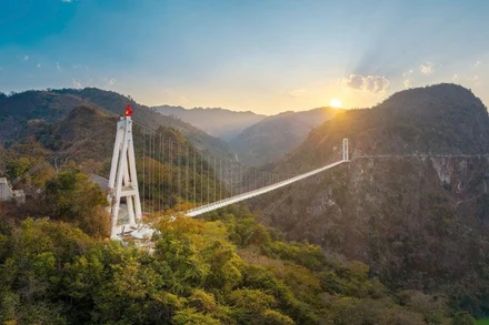 Bảng gắn chíp NFC với công nghệ không dây đã được lắp đặt tại cầu kính Bạch Long, cây cầu dài nhất thế giới ở quần thể du lịch, vui chơi và nghỉ dưỡng Mộc Châu Island. 