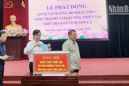 Các đồng chí lãnh đạo tỉnh Sơn La tham gia ủng hộ nhân dân bị thiệt hại bởi mưa lũ.