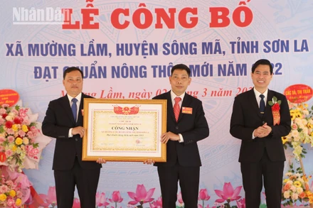 Chủ tịch Ủy ban nhân tỉnh Sơn La trao bằng công nhận xã nông thôn mới Mường Lầm.