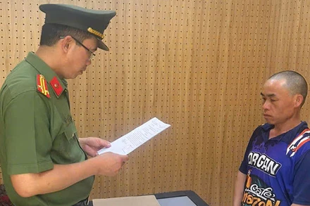 Cơ quan An ninh điều tra Công an tỉnh Sơn La thi hành quyết định khởi tố bị can và ra lệnh tạm giam đối với đối tượng Tráng A Và.