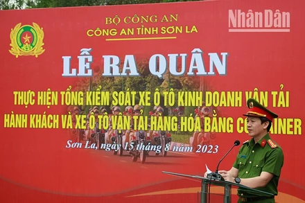 Lãnh đạo Công an tỉnh Sơn La phát biểu phát động tại lễ ra quân tổng kiểm soát xe ô-tô kinh doanh vận tải hành khách và hàng hóa bằng container.