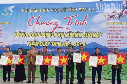 Tặng cờ Tổ quốc và ảnh Bác Hồ cho các bản của xã biên giới Chiềng Tương, huyện Yên Châu, Sơn La.