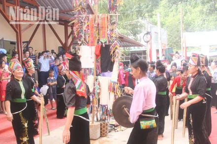 Phụ nữ dân tộc La Ha biểu diễn điệu múa truyền thống tại lễ hội Pang A của dân tộc mình. (Ảnh: Phan Thảo)