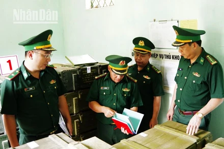 Kiểm tra vũ khí sẵn sàng chiến đấu tại Đồn Biên phòng Chiềng On.