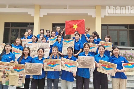 Phụ san đặc biệt của Báo Nhân Dân được dành tặng cho sinh viên các trường đại học, cao đẳng trên địa bàn tỉnh Sơn La.