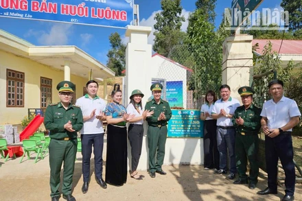 Các đơn vị tại buổi khánh thành công trình điểm trường Huổi Luông, xã biên giới Mường Lèo. (Ảnh: Vì Hiện)