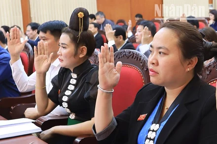 Các đại biểu biểu quyết thông qua nghị quyết về về kế hoạch đầu tư phát triển và phân bổ vốn.