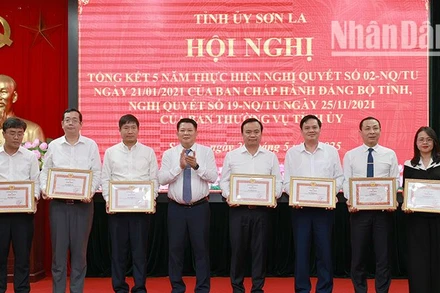 Đồng chí Lò Minh Hùng, Phó Bí thư Thường trực Tỉnh ủy Sơn La trao bằng khen cho các tập thể.