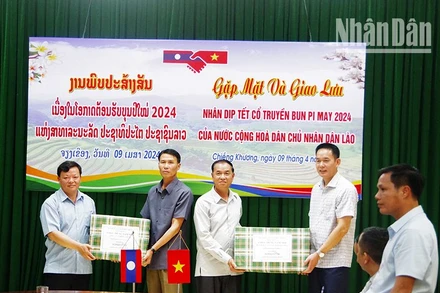 Lãnh đạo Bộ Chỉ huy Bộ đội Biên phòng tỉnh Sơn La (Việt Nam) tặng quà và chúc Tết Bộ Chỉ huy Quân sự và Công an tỉnh Houaphan, nước bạn Lào nhân dịp đón Tết cổ truyền Bunpimay. 