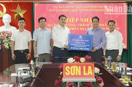 Tập đoàn Xuân Thiện trao biểu trưng 20 tỷ 400 triệu đồng cho tỉnh Sơn La.