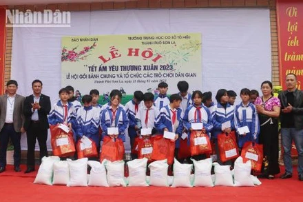 Trao quà Tết của đồng chí Lê Quốc Minh cho học sinh mồ côi, có hoàn cảnh đặc biệt khó khăn.