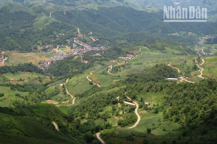 Đường từ trung tâm huyện Bắc Yên lên các xã vùng cao đã được nâng cấp, mở rộng và trải nhựa, có thể đi lại thuận tiện cả bốn mùa.