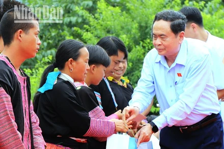 Đồng chí Trần Thanh Mẫn tặng quà cho các hộ nghèo tại huyện Mộc Châu. 